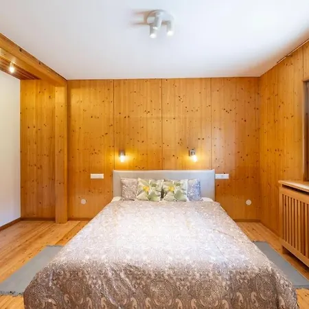 Silent Peak Lodge, Holzhaus In Traumlage, 180qm